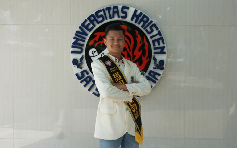 Cielo Octaviano Delavega, seorang mahasiswa Fakultas Psikologi Universitas Kristen Satya Wacana (UKSW), baru saja meraih prestasi luar biasa dengan menjadi Juara 1 Duta Generasi Berencana (GenRe) Kota Salatiga tahun 2024, mengungguli 54 peserta lainnya dalam serangkaian seleksi ketat yang meliputi tes tertulis dan wawancara FGD.