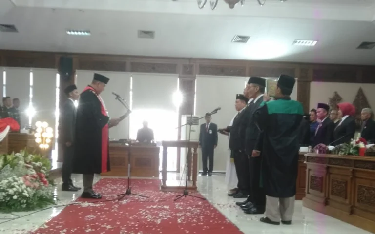 Yuliyanto, mantan Walikota Salatiga selama dua periode, resmi dilantik sebagai Wakil Ketua DPRD Salatiga periode 2024-2029 pada Jumat (4/10/24), dalam rapat paripurna yang dihadiri oleh Forkopimda, anggota DPRD, tokoh agama, dan masyarakat.