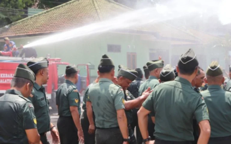 Komandan Kodim 0714/Salatiga, Letkol Inf Guvta Alugoro Koedoes, memimpin upacara Korps Raport kenaikan pangkat bagi 85 prajurit Bintara dan Tamtama di Makodim 0714/Salatiga pada Selasa, 1 Oktober 2024.