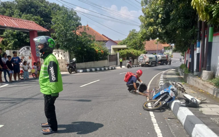 Kecelakaan lalu lintas yang melibatkan sepeda motor dan truk tangki air terjadi di Jalan Kartini, Ungaran, Kabupaten Semarang, pada Minggu (27/10/2024), mengakibatkan seorang pelajar SMP berinisial ND (14) meninggal dunia. Korban bersama rekannya, FD (14), mengendarai sepeda motor dari arah Alun-alun Lama Ungaran menuju selatan dan menerobos rambu larangan searah.