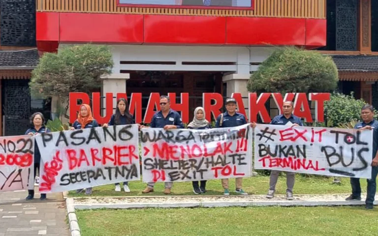 Puluhan warga yang tergabung dalam paguyuban Terminal Tingkir Salatiga mendatangi Kantor DPRD Kota Salatiga pada Senin (28/10/2024) untuk menyampaikan keluhan terkait keberadaan halte bayangan di exit Tol Tingkir yang dianggap mengganggu aktivitas terminal resmi di area tersebut.