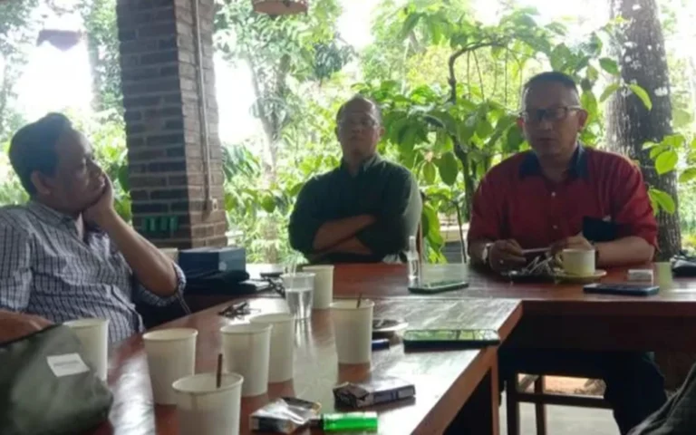Mantan Penjabat (Pj) Walikota Salatiga, Sinoeng N Rachmadi, yang kini menjadi calon wali kota di Pilkada Salatiga 2024, mengungkap janji kampanyenya di hadapan belasan wartawan dalam sebuah silaturahmi di Salatiga, belum lama ini. Sinoeng menegaskan bahwa tidak akan ada transaksi uang dalam pengisian jabatan ASN di Pemkot Salatiga, sebagaimana yang sudah diterapkannya selama menjabat sebagai Pj Walikota.