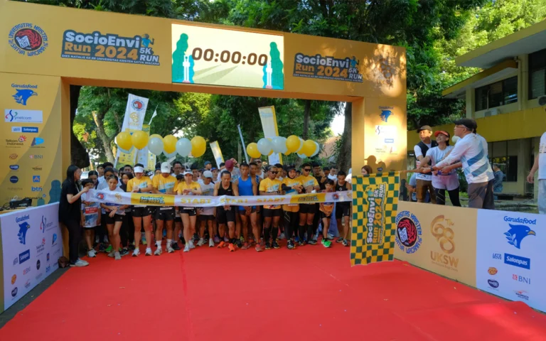 SocioEnvi-Run 2024 diikuti oleh sekitar 814 peserta sebagai bagian dari rangkaian Dies Natalis ke-68 Universitas Kristen Satya Wacana (UKSW). Kegiatan ini dimulai dari Lapangan Sepak Bola UKSW pada Sabtu (26/10/2024).