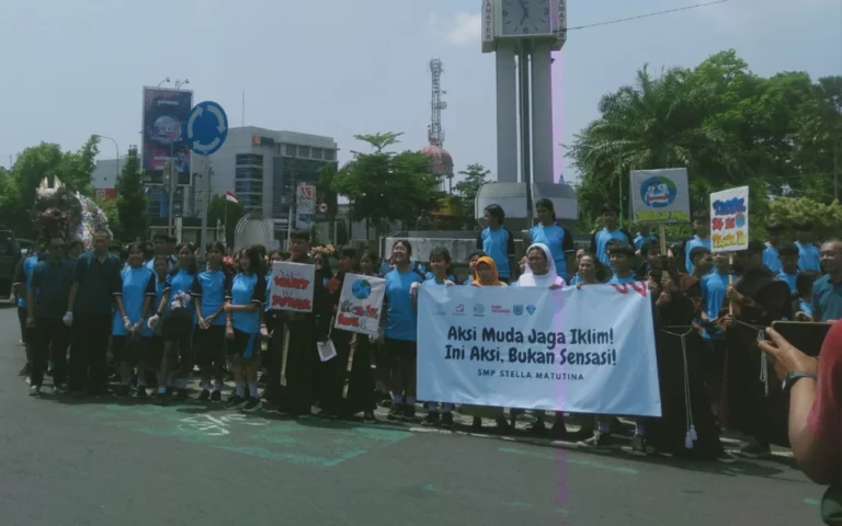 Siswa SMP Stella Matutina di Kota Salatiga menggelar kampanye peduli lingkungan dan perubahan iklim dengan cara unik, yaitu membawa monster sampah berbentuk naga dan berkeliling dari Jalan Diponegoro hingga Bundaran Ramayana, Senin (28/10/2024).