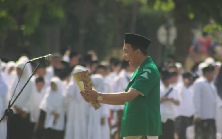 Ribuan santri dari pondok pesantren dan sekolah di Kota Salatiga mengikuti upacara Hari Santri Nasional di Lapangan Pancasila, Alun-alun Salatiga, pada Selasa (22/10/2024). Penjabat Wali Kota Salatiga, Yasip Khasani, menegaskan pentingnya nilai toleransi yang sudah diajarkan kepada santri sejak kecil.