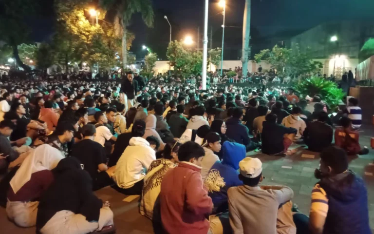 Ribuan warga Kota Salatiga dan sekitarnya memadati halaman Kantor DPRD Kota Salatiga pada Selasa malam (15/10/2024) untuk nonton bareng (nobar) pertandingan kualifikasi putaran ketiga Piala Dunia 2026 antara Timnas Indonesia dan Timnas China. Acara ini menarik perhatian berbagai kalangan, termasuk perempuan, yang mulai berdatangan sejak pukul 18.00 WIB.