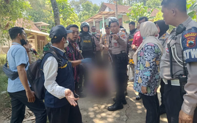 Polres Semarang mengamankan SR (45), seorang warga Kelurahan Ngampin, Kecamatan Ambarawa, Kabupaten Semarang, yang diduga mengalami gangguan jiwa setelah perilakunya dianggap membahayakan masyarakat, pada Selasa (29/10/2024) sekitar pukul 11.00 WIB.