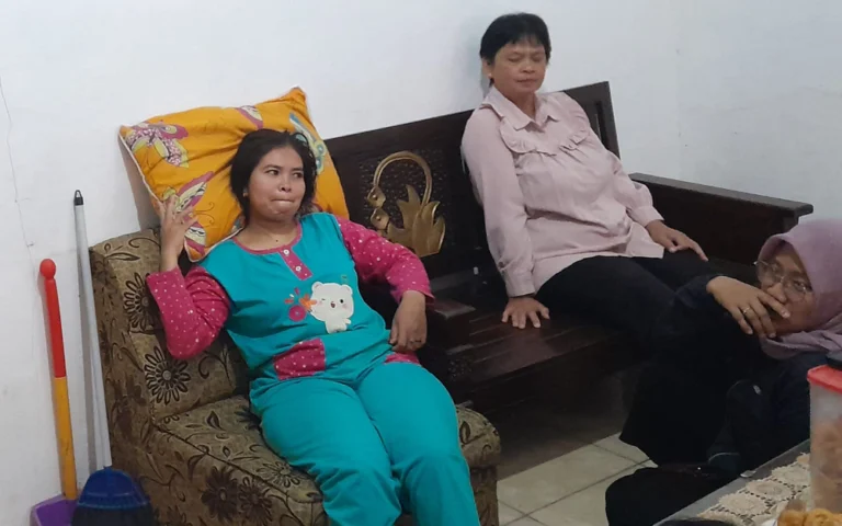 TS (50), warga kampung Turusan RT 05 RW 07, Kelurahan Salatiga, nekat menusuk tiga saudaranya dengan gunting pada Rabu (30/10/2024) petang di depan rumahnya, diduga karena depresi.