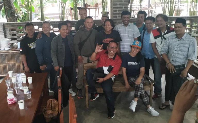 Calon Wali Kota Sinoeng N Rachmadi menggelar diskusi terbuka dengan pers di Kebun Kopi Bintang, Bendosari, Salatiga, Selasa (22/10/2024). Diskusi ini dihadiri oleh para wartawan untuk membahas isu-isu penting bagi kemajuan Salatiga, termasuk rencana strategis peningkatan ekonomi lokal dan penanganan TPA Ngronggo. S