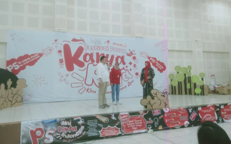 SD School of Life Lebah Putih di Kota Salatiga menggelar festival Pasar Karya Raya pada Senin (28/10/2024) sebagai upaya untuk menumbuhkan kreativitas dan jiwa berwirausaha di kalangan siswa. Festival ini menampilkan berbagai karya buatan siswa, seperti tas ramah lingkungan, tanaman hias, sayuran, dan dekorasi, yang dijual kepada ratusan pengunjung yang datang melihat dan membeli hasil karya tersebut.