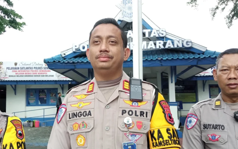 Satlantas Polres Semarang melakukan pemeriksaan terhadap sejumlah saksi terkait kecelakaan tunggal yang melibatkan Isuzu Elf di ruas Tol Ungaran KM432.600, yang menewaskan 4 orang. Kasatlantas Polres Semarang, AKP Lingga Ramadhani, menjelaskan bahwa olah tempat kejadian perkara dilakukan bersama tim Traffic Accident Analysis (TAA) Polda Jawa Tengah, dan hasilnya menunjukkan kecelakaan ini tidak melibatkan kendaraan lain.