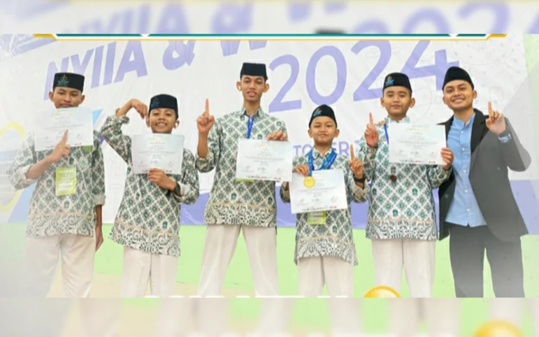 Sebanyak 19 santri SMP RUQ Al Falah Salatiga meraih prestasi dalam ajang World Youth Invention and Innovation Award (WYIIA) di Kota Yogyakarta pada 10-13 Oktober 2024. Dalam kompetisi internasional ini, mereka berhasil mendapatkan 1 medali emas di kategori Education dan 3 medali emas di kategori Environment Science.