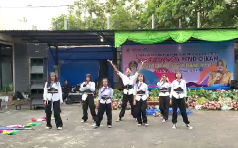 Kepala Dinas Pendidikan Nunuk Dartini menyampaikan apresiasi kepada Pj. Wali Kota Salatiga, Yasip Khasani, yang telah membuka Lokakarya dan Pameran SMP 2024 di Salatiga, sebagai motivasi besar bagi pendidikan di kota tersebut. Acara ini berlangsung di Salatiga pada Selasa (22/10/2024), dan dihadiri oleh SMP negeri dan swasta yang memamerkan prestasi mereka.