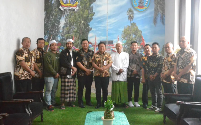 Pj Wali Kota Salatiga Yasip Khasani, bersama Bagian Kesra Setda Kota Salatiga, menerima audiensi dengan Jamaah Al Khidmah Kota Salatiga terkait rencana penyelenggaraan Haul Akbar 2024. Pertemuan ini berlangsung di Ruang Kerja Wali Kota pada Kamis (03/10/2024).