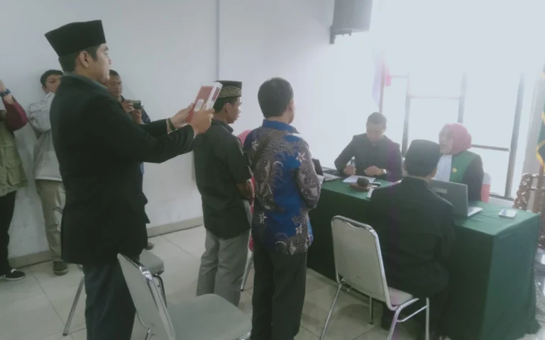 Sebanyak 15 pasangan suami istri (pasutri) di Kota Salatiga mengikuti sidang isbath dan pencatatan pernikahan yang diinisiasi oleh TP PKK Kota Salatiga di Ruang Kaloka Setda Salatiga pada Selasa (12/11/2024). Penjabat Wali Kota Salatiga, Yasip Khasani, menjelaskan bahwa program ini bertujuan membantu warga yang belum memiliki dokumen administrasi sah, sehingga anak-anak mereka dapat memperoleh jaminan sosial.