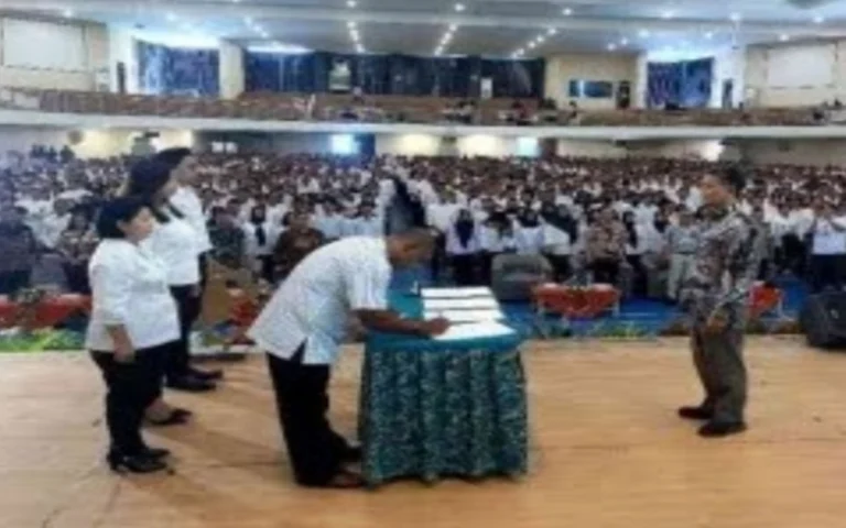 Komisi Pemilihan Umum (KPU) Kota Salatiga melantik sekitar 2.107 anggota Kelompok Panitia Pemungutan Suara (KPPS) pada Kamis, 7 November 2024, untuk bertugas di Pilkada Salatiga dan Pilgub Jawa Tengah 2024.