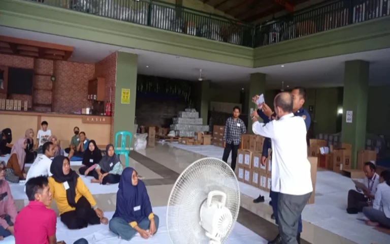 Badan Pengawas Pemilu (Bawaslu) Kota Salatiga mengingatkan para buruh pelipat untuk lebih teliti dalam proses penyortiran dan pelipatan surat suara untuk Pilgub Jawa Tengah dan Pilwalkot Salatiga 2024, yang dilakukan pada 4 hingga 8 November 2024 di Kota Salatiga.