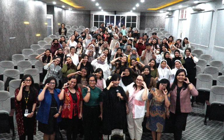 Program Studi PGSD dan PG-PAUD FKIP Universitas Kristen Satya Wacana (UKSW) mengadakan kuliah tamu bertajuk “Guru Profesional Guru Berintegritas” dengan menghadirkan Anne Avantie, seorang desainer ternama Indonesia, pada Kamis (21/11/2024) di ruang F114.
