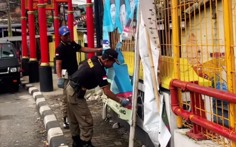 Badan Pengawas Pemilu (Bawaslu) Kabupaten Semarang saat ini sedang menginventarisasi Alat Peraga Kampanye (APK) yang melanggar aturan di wilayah Kabupaten Semarang. Proses pendataan ini melibatkan pengawas di tingkat kecamatan dan desa yang ditugaskan untuk mencatat APK yang terindikasi melanggar ketentuan, seperti yang dijelaskan oleh Ketua Bawaslu, Agus Riyanto, pada Senin (4/11/2024).