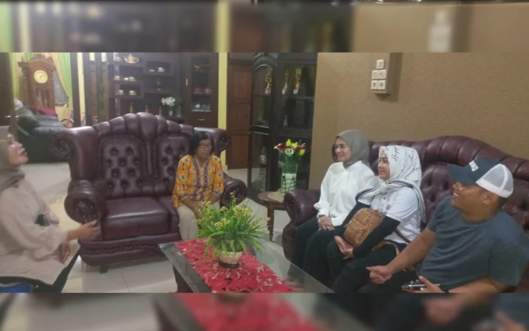 Calon Wakil Wali Kota Salatiga nomor urut 1, Nina Agustin, melakukan silaturahmi dengan ibu-ibu PKK (Pemberdayaan dan Kesejahteraan Keluarga) di Kelurahan Gendongan, Merican RT03/01 Salatiga, pada Minggu, 10 November 2024.