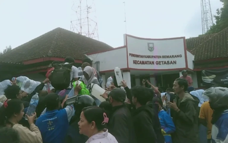 Para peternak sapi di Kecamatan Getasan, Kabupaten Semarang, membagikan 1.000 liter susu secara gratis kepada warga pada Minggu, 10 November 2024. Aksi ini diinisiasi oleh para peternak dan pengepul susu sapi perah yang merasa kecewa karena susu mereka tidak laku dijual akibat pembatasan dari industri pengolahan susu (IPS) di Semarang.