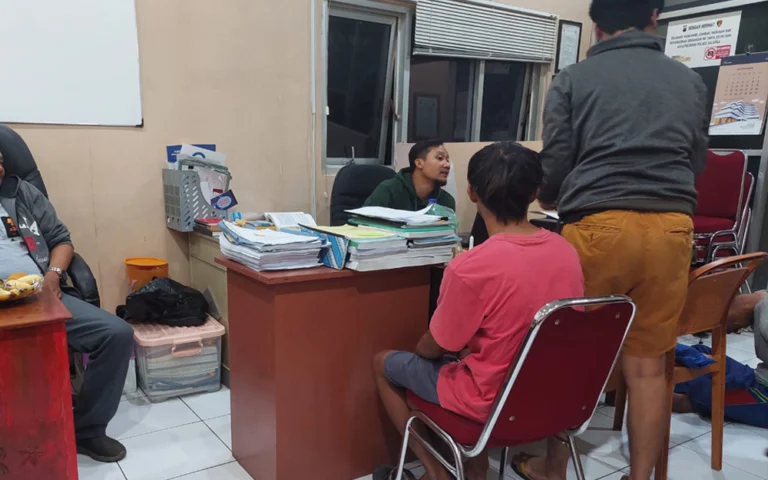 Lelaki paruh baya berinisial AS (55) warga Wuroyudan Tingkir Tengah Salatiga ditangkap setelah nekat mencuri motor milik temannya, Didik Agus Cahyono, warga Jagalan Cebongan Argomulyo Salatiga. Kejadian bermula pada Minggu, 10 November 2024, ketika AS berkunjung ke rumah korban untuk meminta makan dan uang.