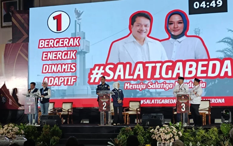 Debat publik putaran kedua Pilkada Salatiga 2024 pada Selasa malam (19/11/2024) diwarnai adu gagasan antara pasangan calon, termasuk Robby Hernawan dan Nina Agustin, pasangan nomor urut 1, yang memaparkan 11 program unggulan di bidang kesehatan, kebudayaan, pendidikan, dan kesejahteraan masyarakat di Student Center UIN Salatiga.