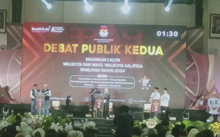 Komisi Pemilihan Umum (KPU) Kota Salatiga menggelar Debat Publik Kedua Calon Walikota dan Wakil Walikota Salatiga di Student Center UIN Salatiga pada Selasa (19/11/2024) malam. Dalam acara ini, Paslon nomor urut 3, Sinoeng N. Rachmadi dan Budi, menyampaikan komitmen mereka untuk memberikan bantuan Rp20 juta kepada setiap RT serta program unggulan lain seperti layanan antar-jemput orang sakit dan pinjaman modal Rp10 juta tanpa bunga untuk UMKM.
