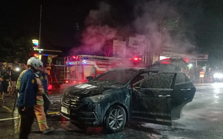 Sebuah mobil Hyundai Santa dengan nomor polisi L 1817 DAT terbakar di Jalan Raya Semarang-Jogja, tepat di depan Polsek Bawen, Selasa malam (19/11/2024) sekitar pukul 18.30 WIB. Pengemudi mobil, Tegar Okta (37), warga Muntilan, Kabupaten Magelang, mengalami insiden ini saat perjalanan pulang dari Semarang ke Magelang setelah mencium bau asap dari bagian mesin.