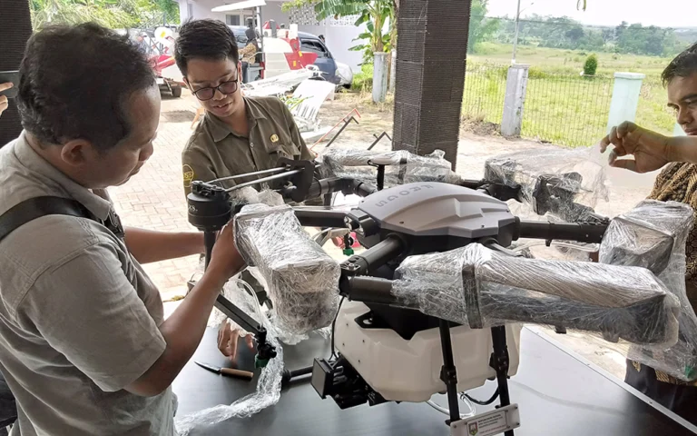 Dinas Pertanian, Perikanan, dan Pangan (Dispertanikap) Kabupaten Semarang telah menyediakan puluhan alat mesin pertanian (alsintan) modern untuk mendukung produktivitas petani di empat kecamatan sekitar Danau Rawa Pening, yaitu Tuntang, Bawen, Ambarawa, dan Banyubiru, pada program yang didanai APBD Kabupaten Semarang sebesar Rp1,89 miliar.
