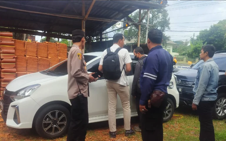 Nasib kurang beruntung dialami oleh Destiana (33), warga Gedanganak, Kecamatan Ungaran Timur, Kabupaten Semarang, ketika mobil Toyota Agya miliknya mengalami pecah kaca setelah ia memarkirnya di toko genting di Jalan Gatot Subroto, Kelurahan Bandarjo, Ungaran Barat, pada Senin (4/11/2024) sekitar pukul 14.30 WIB.