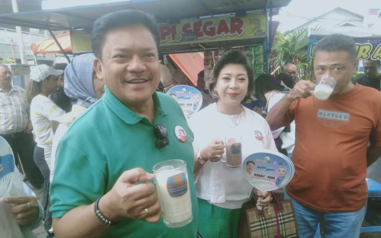 Pasangan calon Wali Kota Salatiga nomor urut 01, dr. Robby Hernawan dan Ny. Retno, menggelar acara minum susu gratis di Lapangan Pancasila, Salatiga, pada Selasa pagi, 12 November 2024. Ratusan warga Kota Salatiga dan sekitarnya antusias mengikuti kegiatan yang bertujuan mendukung program pemerintah dalam pencegahan stunting dan meningkatkan gizi masyarakat.