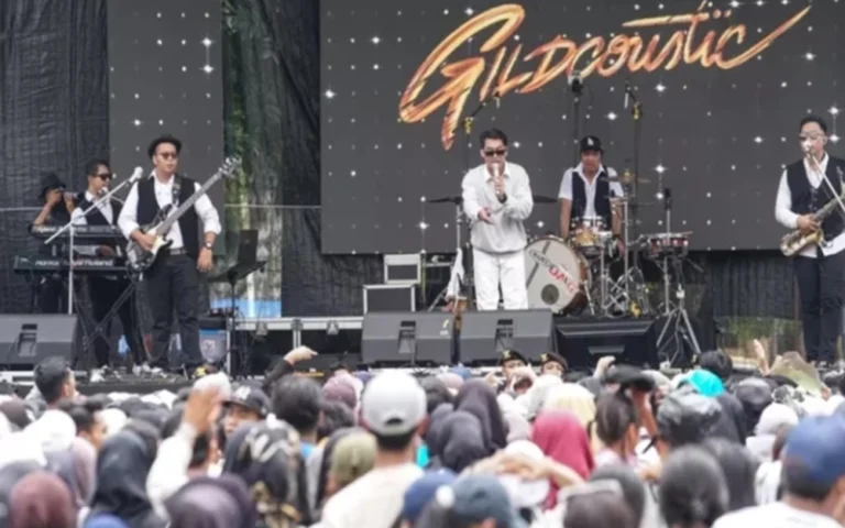 Ribuan warga Salatiga memadati Lapangan Pancasila, Alun-alun Salatiga, pada Sabtu (23/11/2024) pagi, untuk mengikuti jalan sehat Salatiga Election Fest yang diselenggarakan oleh KPU Kota Salatiga.