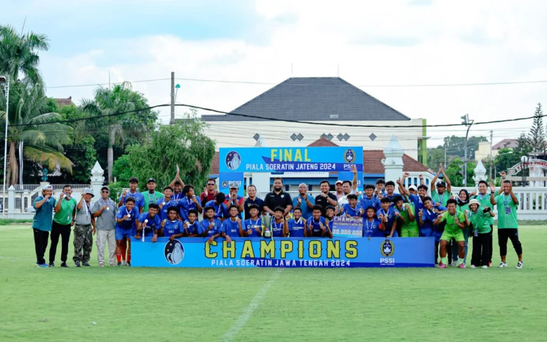 Tim Hati Beriman FC (HB FC) Salatiga berhasil menjuarai Piala Soeratin U-17 Jawa Tengah dengan kemenangan 2-0 atas Persipa Pati. Tim asuhan Sri Nanda Yudhi Himawan ini meraih gelar juara di partai final yang digelar di Lapangan Kota Barat, Surakarta, pada Rabu (20/11/2024) sore.