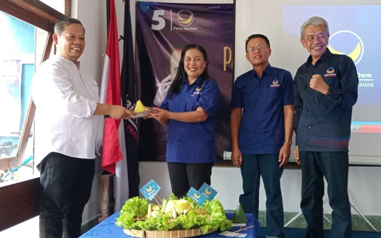 Dalam rangka puncak peringatan HUT ke-13 Partai Nasdem, Dewan Pimpinan Daerah (DPD) Partai Nasdem Kota Salatiga menggelar acara syukuran pada Senin, 11 November 2024. Acara ini diadakan di Salatiga dengan kehadiran calon Wakil Wali Kota Salatiga, Budi Santoso, dan diisi kegiatan seperti pemotongan tumpeng, upacara daring bersama DPP Nasdem, serta layanan pengobatan alternatif gratis.