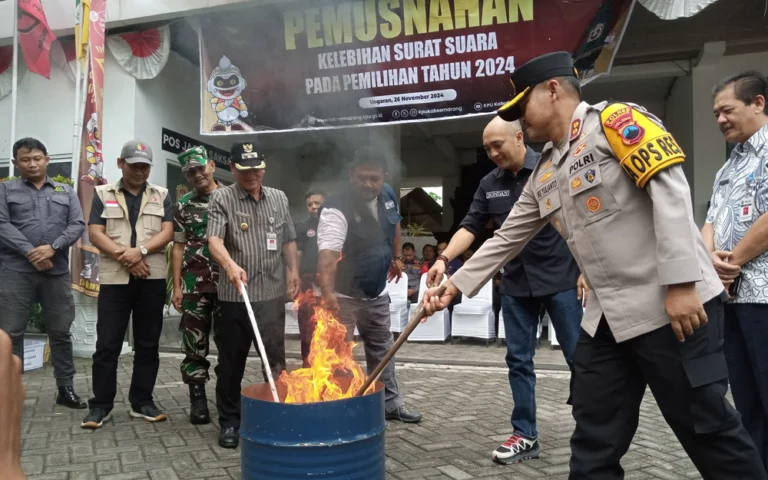 Menjelang hari pencoblosan Pilkada 2024, Komisi Pemilihan Umum (KPU) Kabupaten Semarang memusnahkan 493 surat suara rusak dan sisa dengan cara dibakar di Kantor KPU Kabupaten Semarang, Selasa (26/11/2024), yang melibatkan Pemerintah Kabupaten Semarang dan Forkompimda setempat.