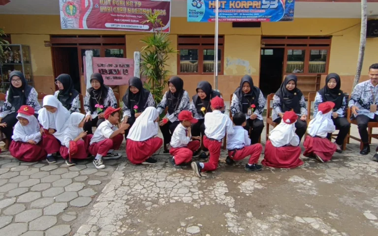 Dalam rangka peringatan Hari Guru Nasional (HGN) 2024, suasana penuh haru dan kehangatan menyelimuti SDN Kebowan 02 Kecamatan Suruh, Kabupaten Semarang, pada Senin, 25 November 2024, di mana seluruh siswa dari kelas 1 hingga kelas VI memberikan penghormatan kepada para guru melalui prosesi sungkem.