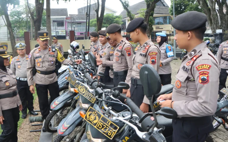 Apel Pengecekan Kaporlap untuk personel Polres Salatiga yang bertugas mengamankan TPS dilaksanakan di Lapangan Bhayangkara Polres Salatiga pada Kamis (21/11/2024) dipimpin Wakapolres Salatiga, Kompol Raden Arsadi Kabul Safrianto.
