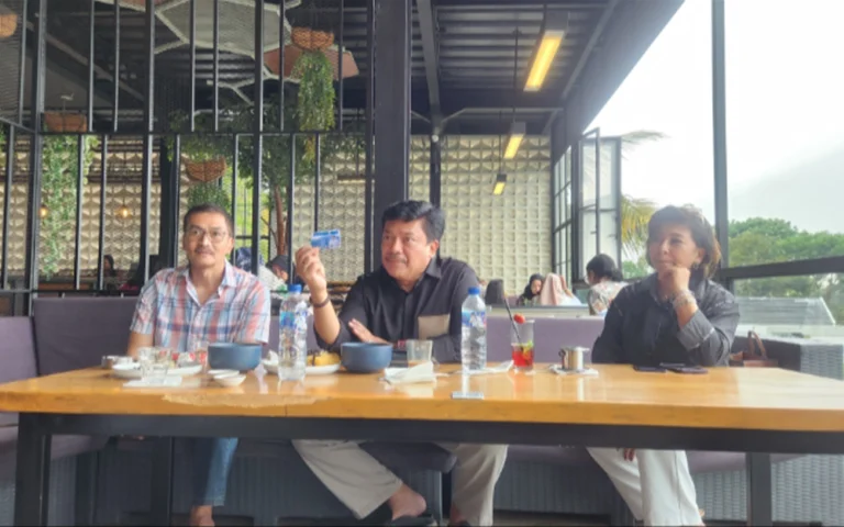 Dalam Pilwakot Salatiga 2024, Robby Hernawan, seorang dokter dan calon wali kota, berkomitmen untuk meningkatkan sektor kesehatan di Salatiga dengan meluncurkan program unggulan “Kartu Sehat Robby,” yang menawarkan layanan pemeriksaan kesehatan gratis bagi warga kurang mampu di klinik-klinik afiliasinya.