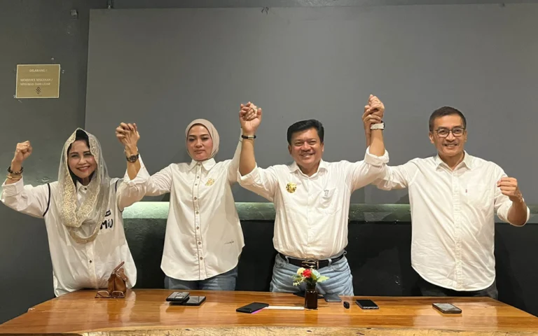 Pasangan calon Wali Kota dan Wakil Wali Kota Salatiga nomor urut 01, Robby Hernawan dan Nina Agustin, menggelar konferensi pers di Kafe Soklatok pada Rabu (27/11/2024) malam untuk menyampaikan hasil perolehan suara sementara berdasarkan hitung cepat internal. Berdasarkan data sementara, pasangan Robby-Nina memperoleh 45,80 persen suara, unggul dibandingkan pasangan 02 dengan 11,31 persen dan pasangan 03 dengan 42,71 persen.