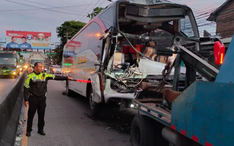 Kecelakaan lalu lintas terjadi di depan Pasar Babadan, Jalan Jenderal Sudirman Ungaran, Kabupaten Semarang, pada Senin (4/11/2024) sekitar pukul 02.30 WIB, melibatkan truk kontainer bernomor polisi H 1845 EF yang dikemudikan oleh Sukiswanto (41) dan Bus Eka jurusan Semarang-Surabaya bernomor polisi S 7517 US yang dikemudikan oleh Abdul Rohman (52).