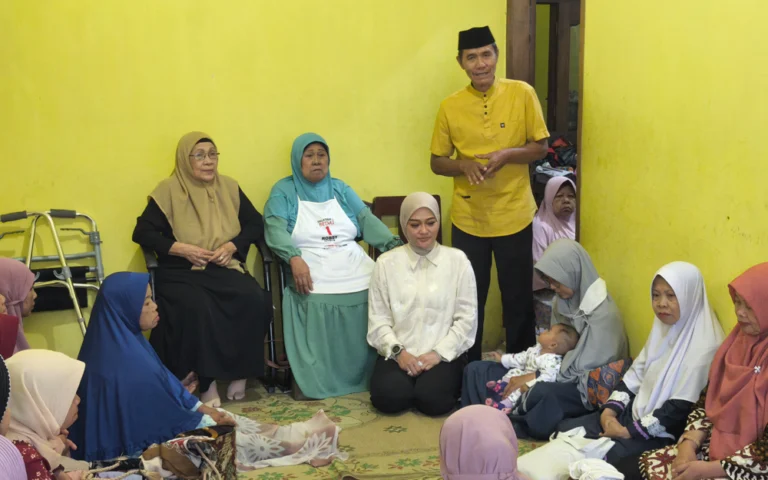 Calon Wakil Wali Kota Salatiga nomor urut 1, Nina Agustin, mengunjungi ibu-ibu anggota kelompok pengajian di wilayah RT 02 RW 08 Ngepos, Tingkir Tengah, Kecamatan Tingkir, Rabu (19/11/2024) sore. Kedatangannya disambut meriah dengan sholawatan oleh ibu-ibu pengajian yang hadir.