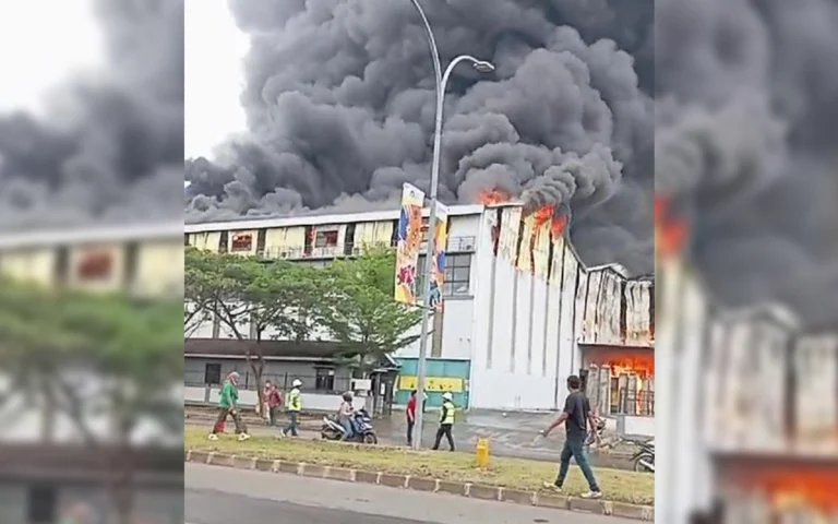 Kebakaran hebat terjadi di pabrik PT Master Kidz Indonesia, yang bergerak di bidang manufaktur mainan furniture dari Hongkong, pada Jumat, 1 November 2024, sekitar pukul 08.30 WIB, di Kawasan Industri Kendal, tepatnya di jalan Tambak, Wonorejo, Kecamatan Kaliwungu, Kabupaten Kendal.