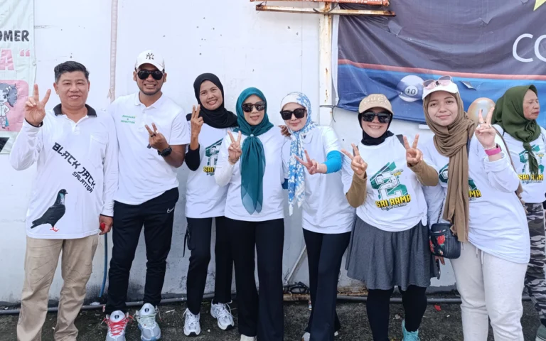 Pasangan Calon Wali Kota dan Wakil Wali Kota Salatiga nomor urut 02, Juan Rama dan Sri Wahyuni, menghadiri acara senam bersama dengan 250 warga di halaman Mall Aneka Jaya, Jalan Imam Bonjol Salatiga, pada Minggu pagi, 10 November 2024.