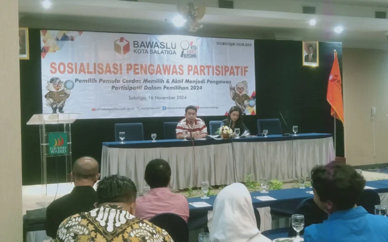Ketua Bawaslu Kota Salatiga, Djayusman Yunus, menyampaikan harapan agar para pemilih pemula tidak hanya menjadi pemilih cerdas, tetapi juga berperan sebagai pengawas Pilkada, dalam acara Sosialisasi Pengawas Partisipatif di Salatiga, Sabtu, 15 November 2024. Djayusman mengajak mereka melaporkan praktik money politic kepada Panwascam atau Bawaslu, sekaligus menyebarkan informasi kepada rekan-rekannya untuk memastikan pemahaman yang merata tentang calon-calon Pilkada.