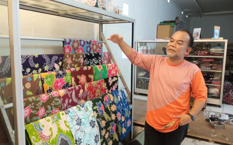 Pemilik Batik Gemawang, Abdul Kholiq Fauzi, menyatakan keberatan atas penggunaan cuplikan video dirinya dan produk Batik Gemawang tanpa izin dalam materi kampanye pasangan calon (paslon) nomor urut 02, Nurul Huda-Yarmuji, pada Pilkada Kabupaten Semarang 2024. Surat pernyataan ini dibuat oleh Fauzi, yang tinggal di Desa Gemawang, Kecamatan Jambu, Kabupaten Semarang, setelah ia mengetahui insiden tersebut dari rekannya usai debat publik Cabup-Cawabup Semarang.