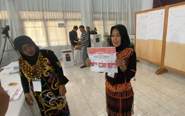 Komisi Pemilihan Umum (KPU) Kabupaten Semarang menggelar simulasi tahapan pemungutan dan penghitungan suara untuk Pilbup, Pilwabup, Pilgub, dan Pilwagub Jawa Tengah di Kantor Kecamatan Pabelan, Kabupaten Semarang, pada Minggu (10/11/2024).