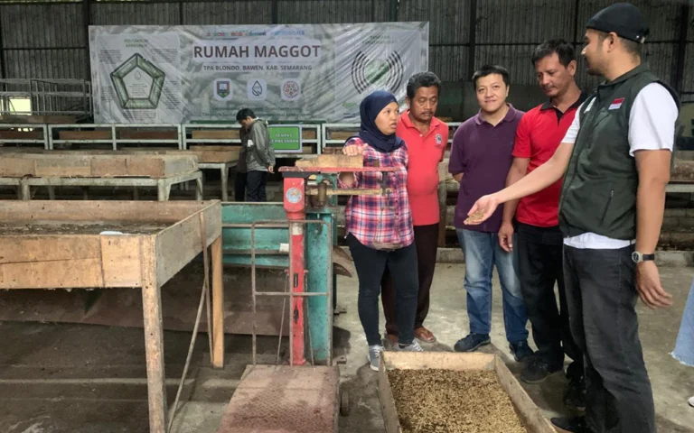 Circularva bersama Dinas Lingkungan Hidup Kabupaten Semarang menyelenggarakan acara Seremonial Penyerahan MoU Kerjasama Optimalisasi Pengelolaan Sampah Organik melalui Program Rumah Maggot, yang berlangsung di Rumah Maggot Kabupaten Semarang, TPA Blondo, Kecamatan Bawen, Jawa Tengah.