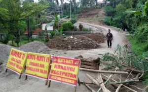 Pemerintah Kabupaten Semarang saat ini tengah memperbaiki Tanjakan Ujung-ujung di Jalur Dadapayam-Salatiga, Desa Ujung-ujung, Kecamatan Pabelan, Kabupaten Semarang, yang mengalami kerusakan parah dan rawan kecelakaan. Proyek perbaikan ini dilakukan setelah menerima banyak laporan dari masyarakat terkait kecelakaan di lokasi tersebut, yang sebelumnya memiliki kontur curam, berkelok, dan lebar jalan kurang dari lima meter, serta jurang dalam di kedua sisi jalan.