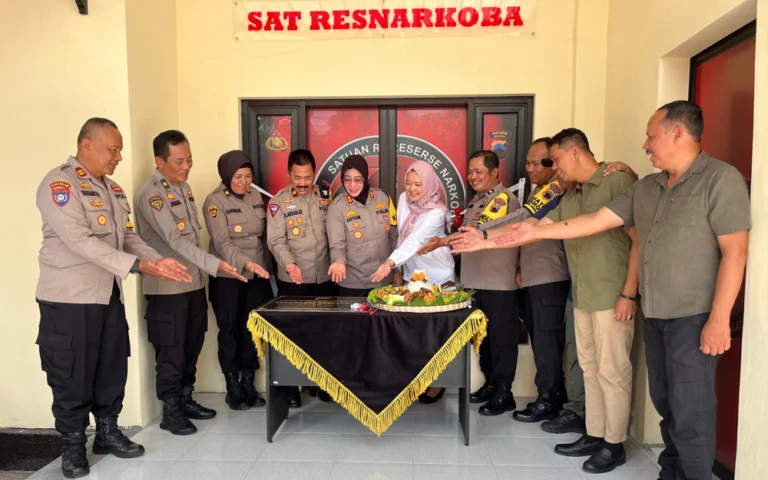 Kantor baru Satuan Reserse Narkoba (Satresnarkoba) Polres Salatiga diresmikan pada Selasa (5/11/2024), dipimpin langsung oleh Kapolres Salatiga, AKBP Aryuni Novitasari, di Polres Salatiga. Peresmian yang melibatkan prosesi penandatanganan prasasti dan pemotongan tumpeng ini bertujuan untuk memperkuat upaya pemberantasan narkoba di wilayah Salatiga.